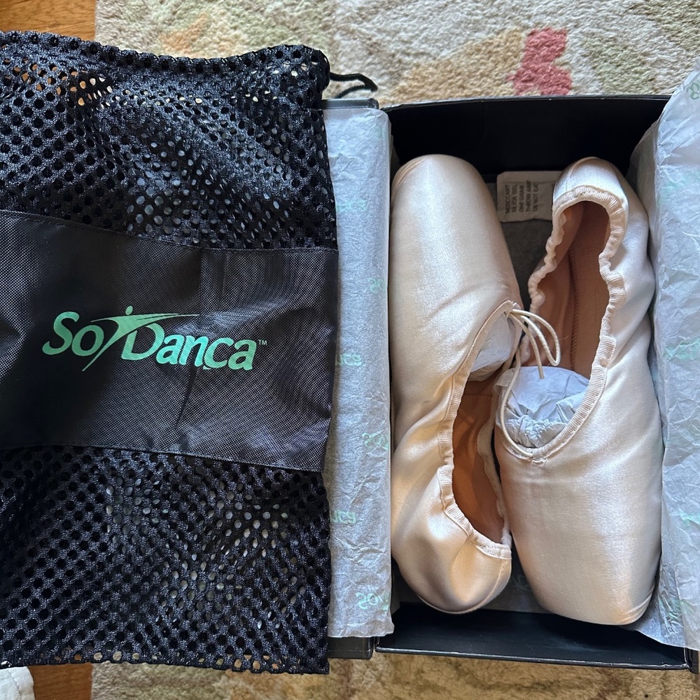 New-in-box SoDanca Joy II Elektra pointe shoes